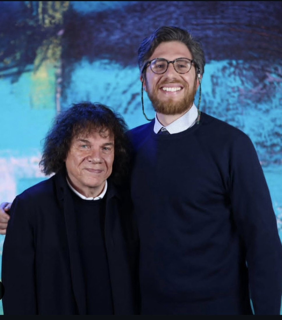 Andrea Parrella abbraccia Riccardo Cocciante