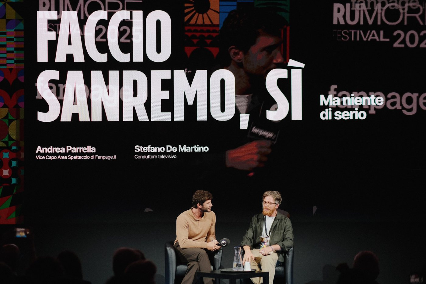 Andrea Parrella intervista Stefano De Martino sul palco del Fanpage Rumore Festival