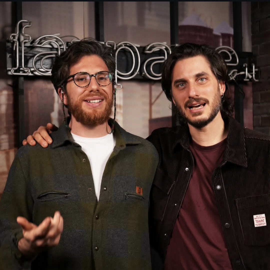 Andrea Parrella con Luca Marinelli davanti all'insegna di Fanpage