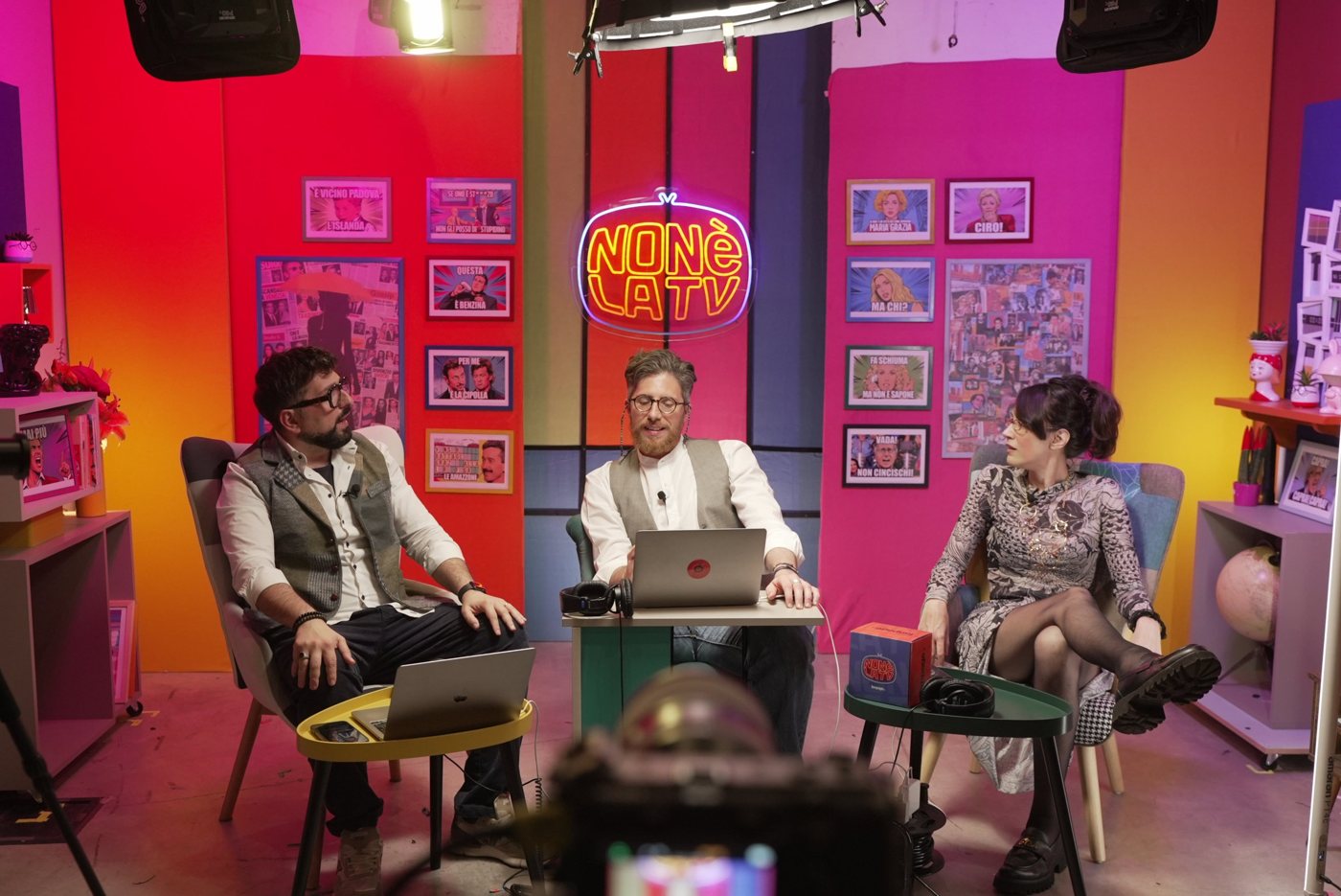Andrea Parrella conduce Non è la TV in studio con due ospiti