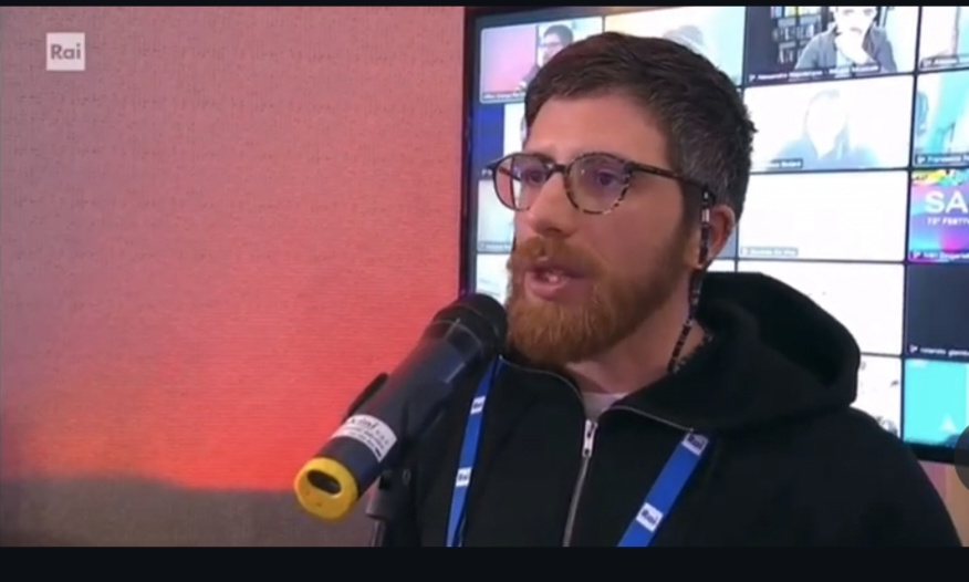Andrea Parrella in collegamento Rai dal Festival di Sanremo