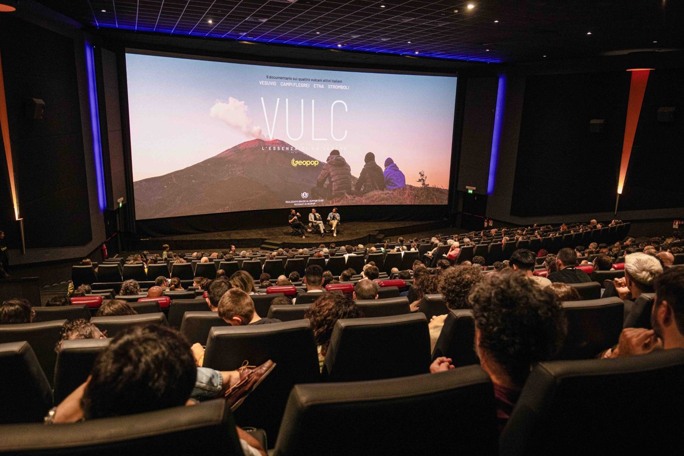 Sala cinematografica piena per la proiezione di VULC con incontro sul palco